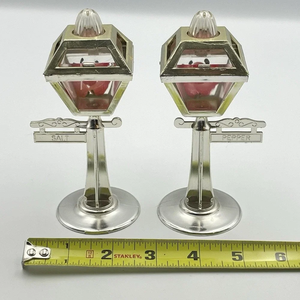 Vintage New York City Lamp Post Salt And Pepper Shakers Souvenir‎ Mid Century